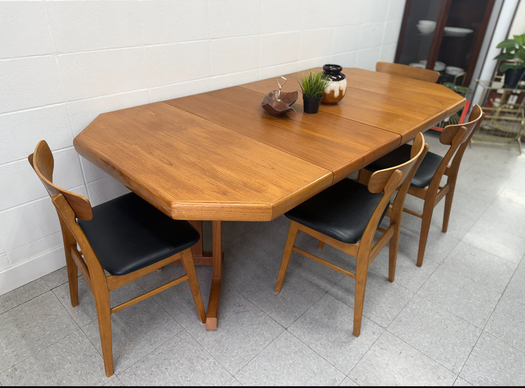 Expanding octogon teak table