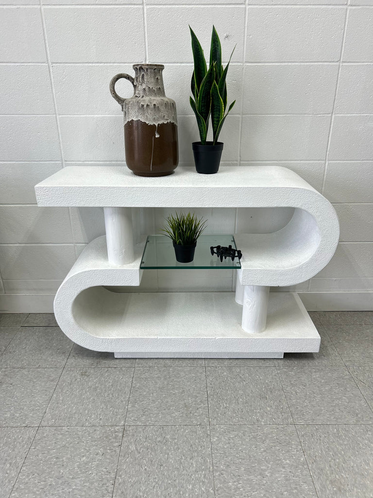 Plaster curvy shelf