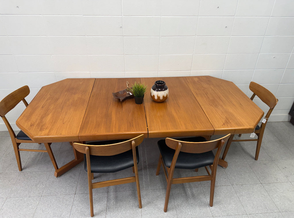 Expanding octogon teak table