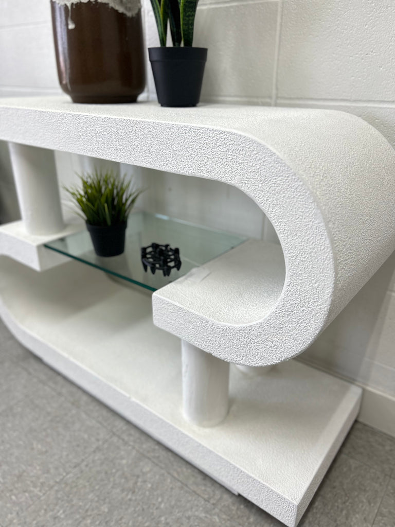Plaster curvy shelf