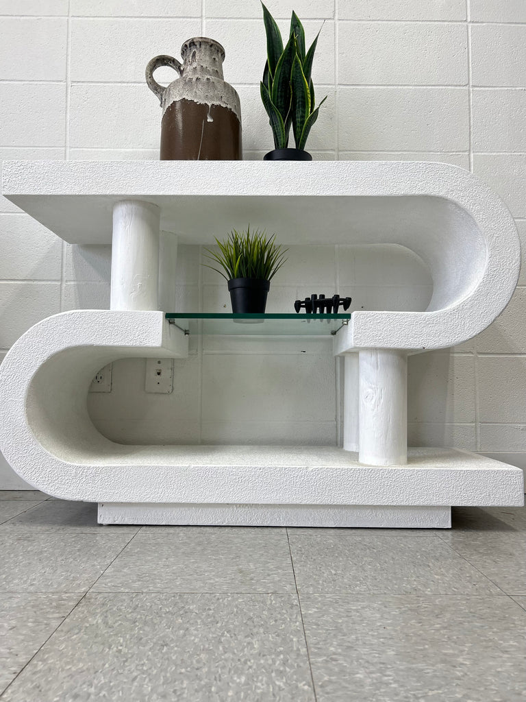 Plaster curvy shelf