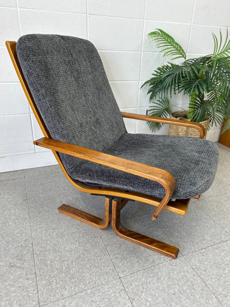 Bentwood lounge chair
